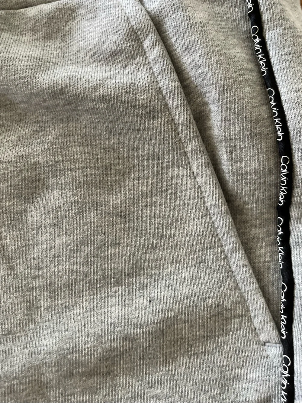 522. NWT MENS CALVIN KLEIN L SHORTS